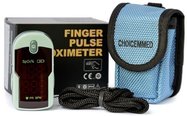 Пульсоксиметр "CHOICEMMED MD300C12" комплектуется удобным чехлом и ремешком для ношения на руке