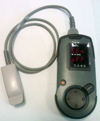 При снятии датчика пульсоксиметра "CHOICEMMED MD300K" с пальца на индикаторе прибора отображаются соответствующие сообщения об ошибках 